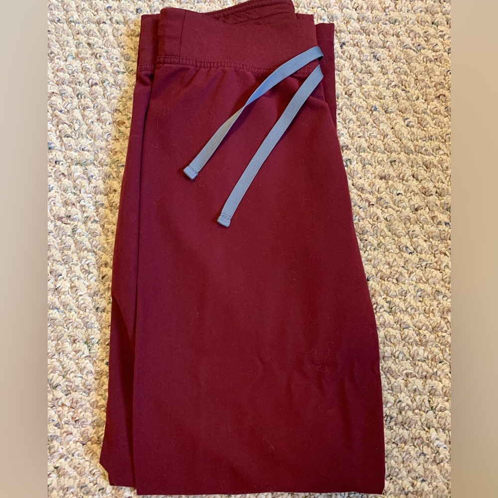 Figs scrub set maroon